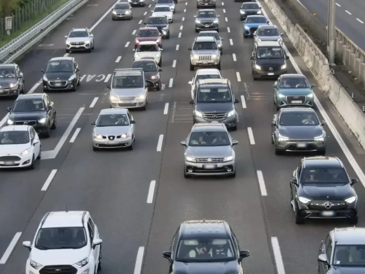 Nel 2025 mercato auto in Ue in crescita dell’1,8%, elettriche e ibride trainano il settore