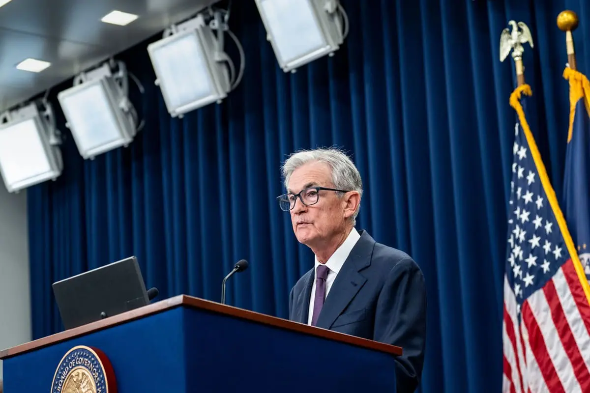 La Fed lascia i tassi invariati, Powell “Le prospettive economiche migliorano”