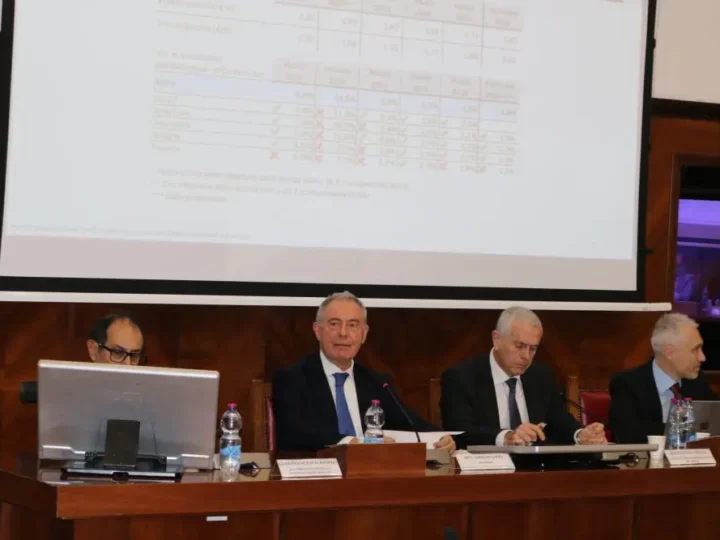 Carburanti, Urso “Taglio accise 2022 inefficace e troppo costoso”