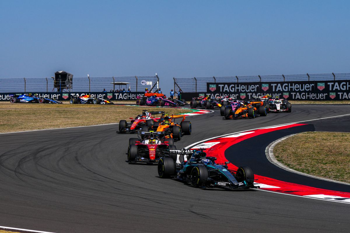 Russell vince la sprint race in Cina davanti a Leclerc e Hamilton