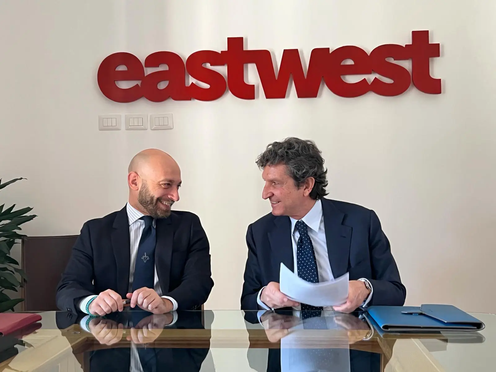 EastWest e Maroni & Associati annunciano un accordo per rafforzare attività in Italia e all’estero