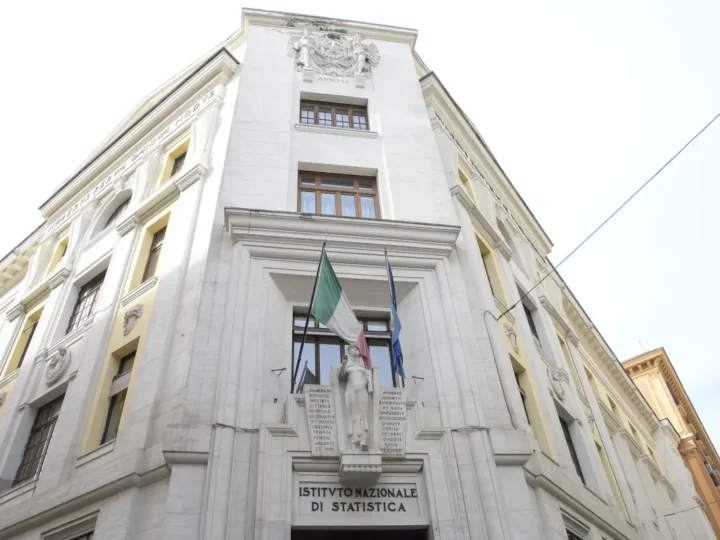 Ad aprile cala il clima di fiducia sia dei consumatori che delle imprese: i dati Istat