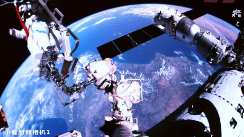 Cina, gli astronauti della Shenzhou-21 impegnati in attività extraveicolari