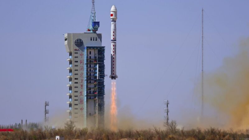 La Cina lancia il razzo Long March-4C per il rilevamento dei gas serra