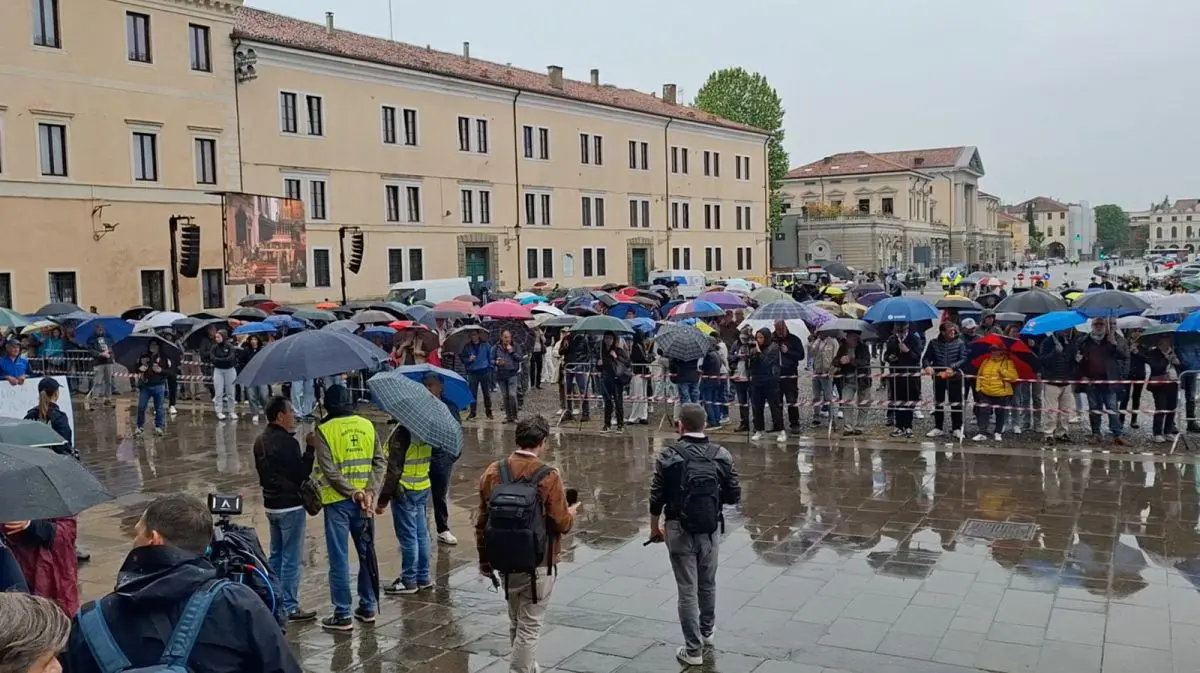 Ultimo saluto ad Alex Zanardi, in migliaia ai funerali di Padova