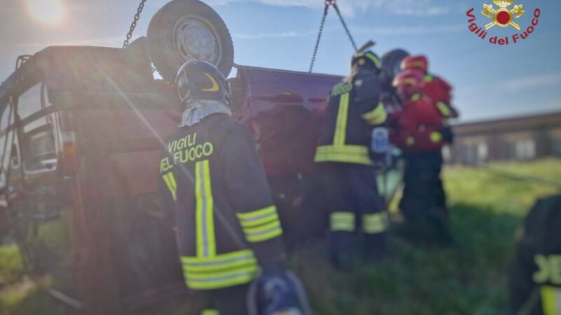 Minivan finisce in un canale nel Veneziano, tre morti