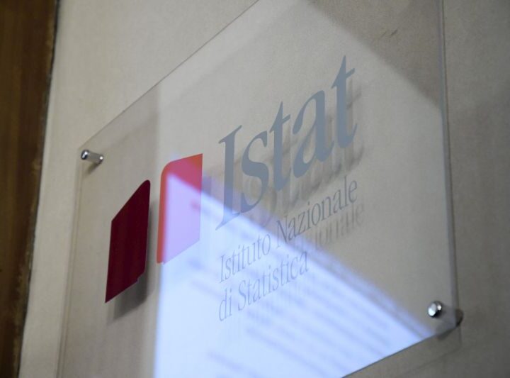Rapporto Istat, nel 2025 quasi 11 milioni di italiani a rischio povertà. Occupazione cresce, ma ancora sotto media Ue