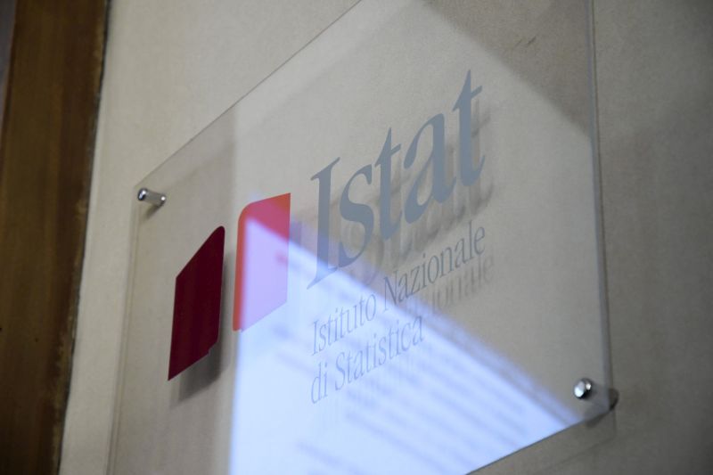 Rapporto Istat, nel 2025 quasi 11 milioni di italiani a rischio povertà. Occupazione cresce, ma ancora sotto media Ue