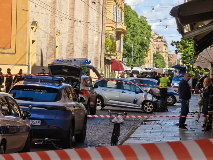 Auto in corsa travolge pedoni a Modena: 8 feriti, 4 sono gravi. Fermato 31enne