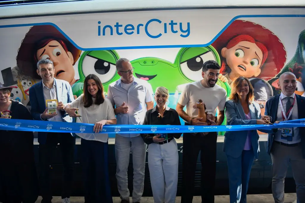 Toy Story 5 viaggia con Intercity, svelato il nuovo treno dedicato al film