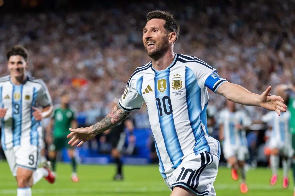 Messi show e l’Argentina vince al debutto, tripletta da record all’Algeria