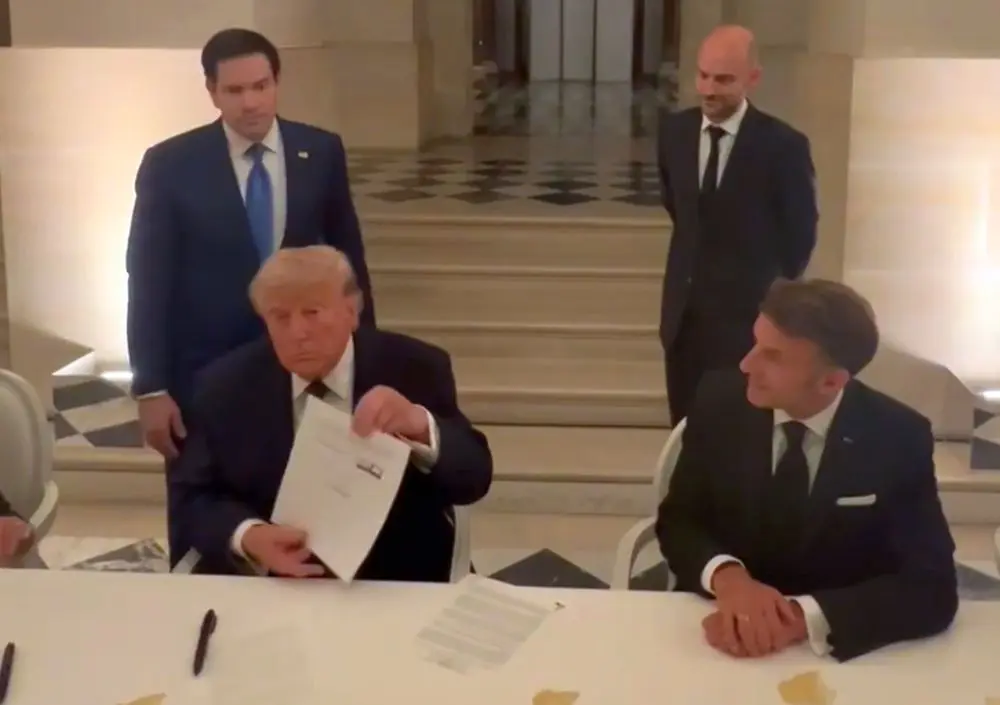 Trump firma l’accordo, Teheran conferma. Hormuz riaperto subito