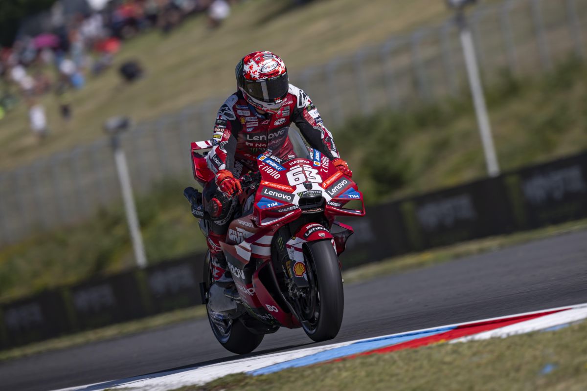 Bagnaia vince la Sprint di Brno davanti a Ogura e Marquez, out Bezzecchi