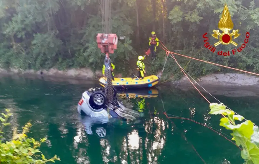 Auto finisce in un canale nel milanese, 3 morti