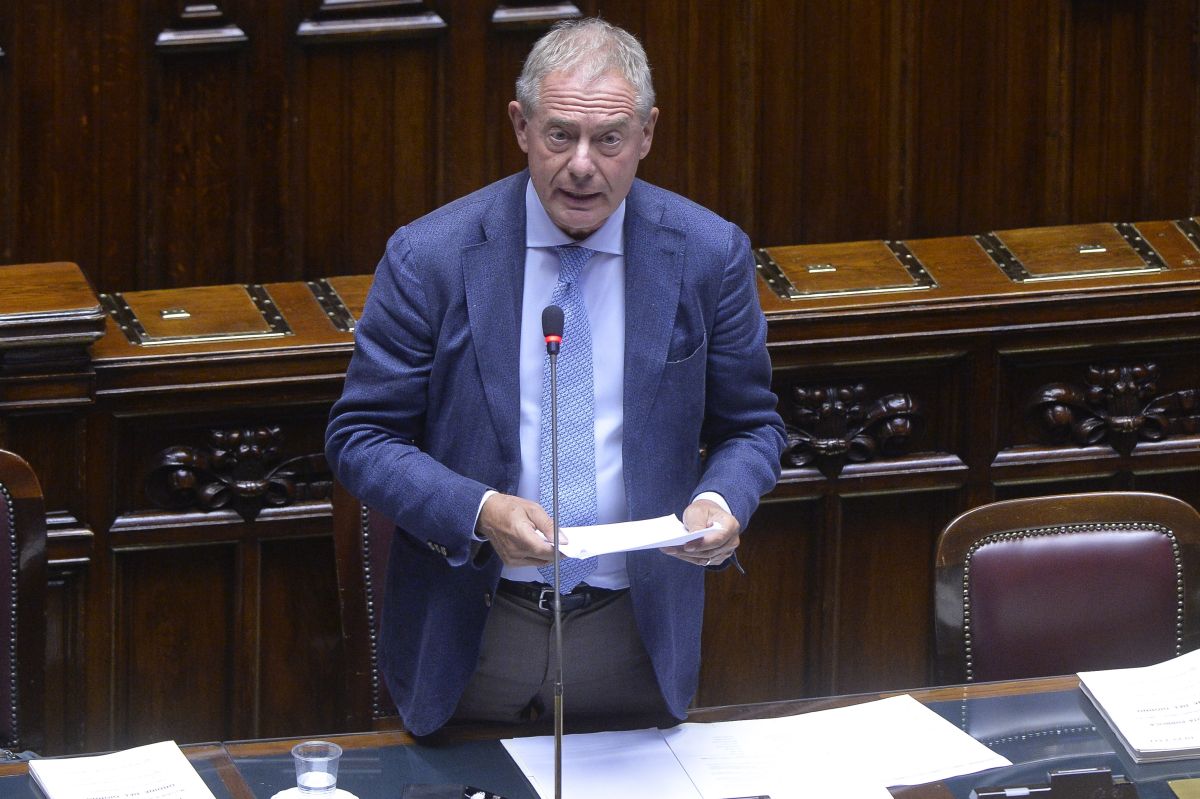 Carburanti, Urso “In caso di aumento prezzi misure specifiche e mirate”