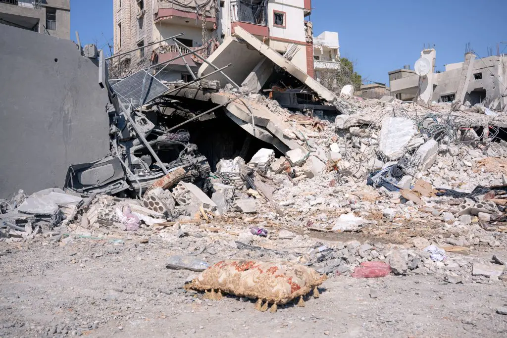 Terremoto e raid americani, notte da incubo per l’iran