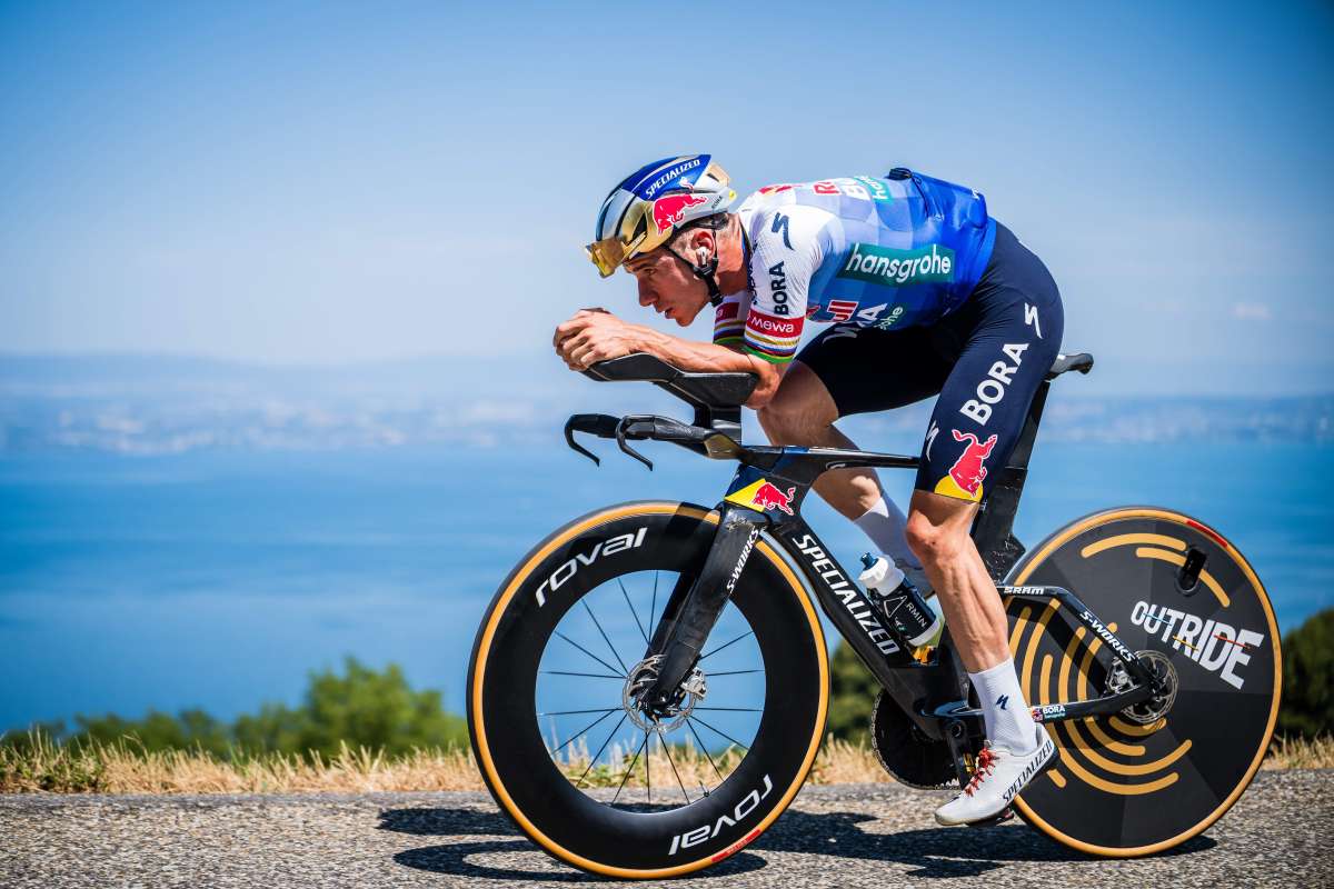 Evenepoel fa il bis nella crono, Pogacar 2° e sempre in giallo al Tour