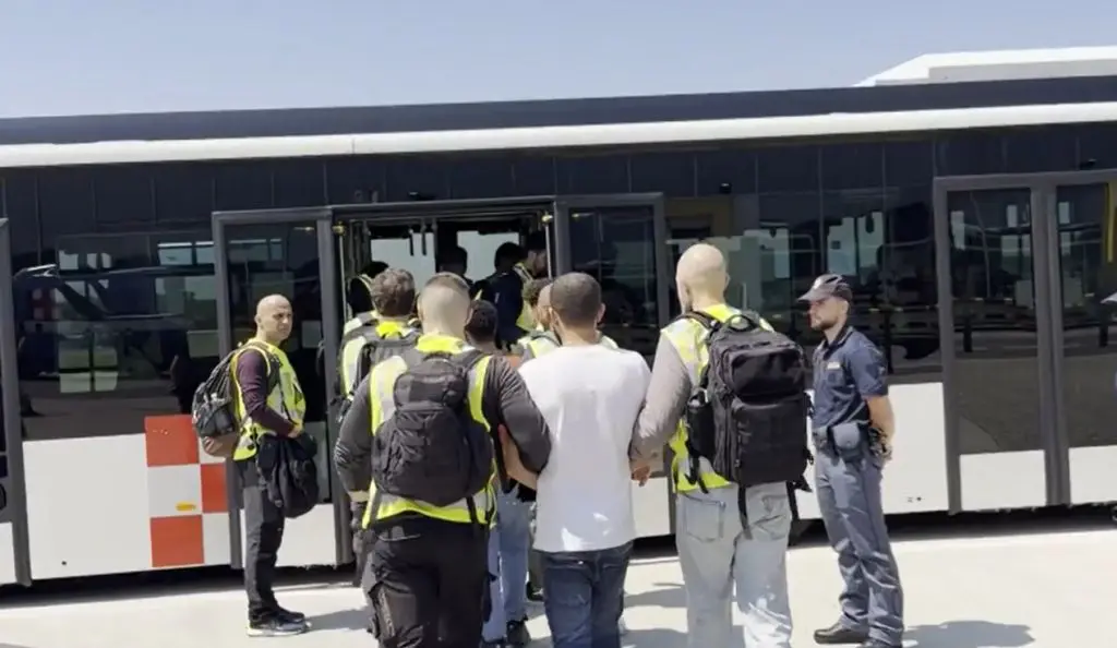 Contrasto all’immigrazione clandestina, espulsi 23 egiziani