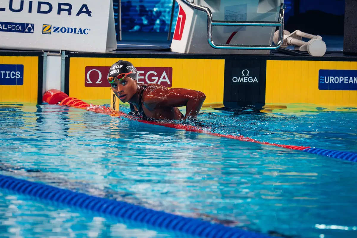 Immensa Sara Curtis, record del mondo nei 50 dorso in semifinale agli Europei