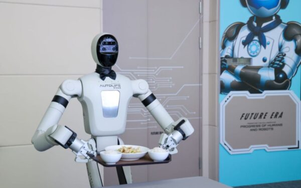 La Cina studia “100 standard” da applicare alla produzione di robot umanoidi