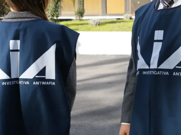 Pizzo a imprenditori, catturato latitante del clan camorristico Amato-Pagano