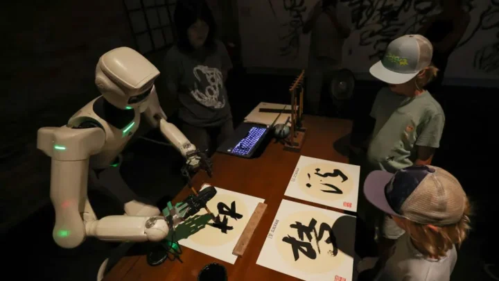 Biennale di Venezia, al padiglione cinese gli ideogrammi li scrive un robot