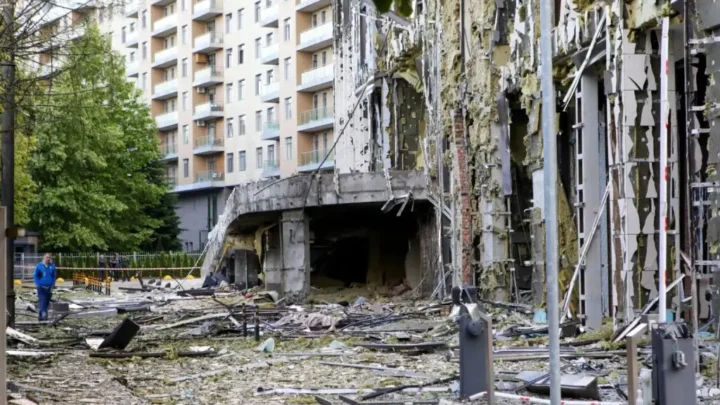 Riprendono gli attacchi russi su Kiev, almeno due morti e sette feriti