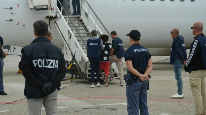 Contrasto all’immigrazione clandestina, espulsi 19 cittadini egiziani / Video