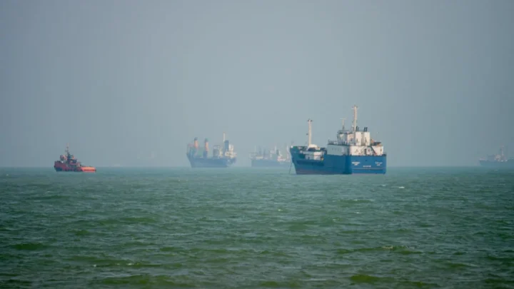 Nave iraniana colpita nello Stretto di Hormuz, un morto e tre feriti