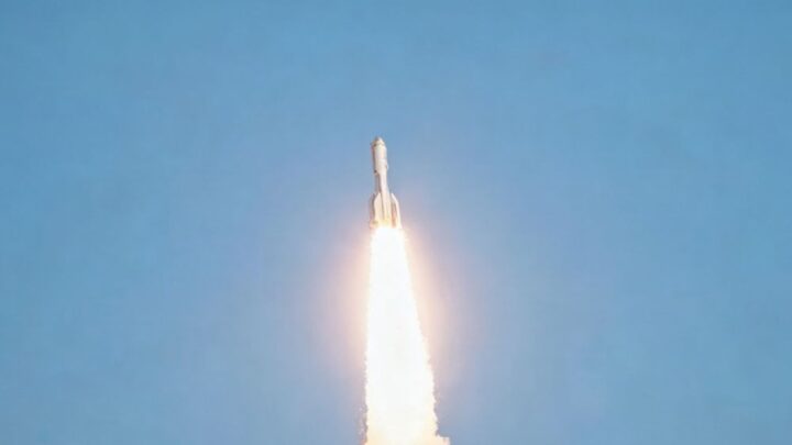 La Cina lancia in orbita nove satelliti dalle acque al largo di Shanghai
