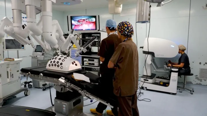 Robot chirurgici cinesi di ultima generazione arrivati al Policlinico di Milano
