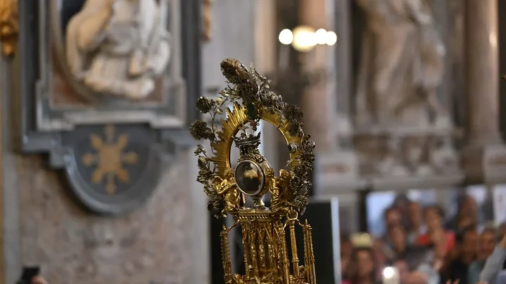 A Napoli si ripete il miracolo della liquefazione del sangue di San Gennaro