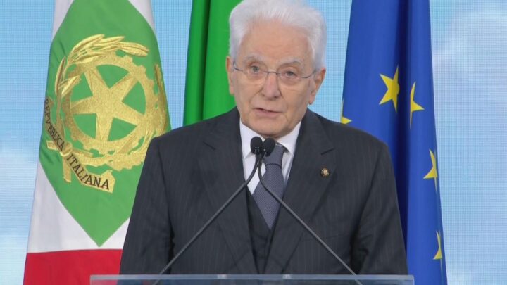 Mattarella “La scuola è aperta a tutti, deve unire e non lacerare”