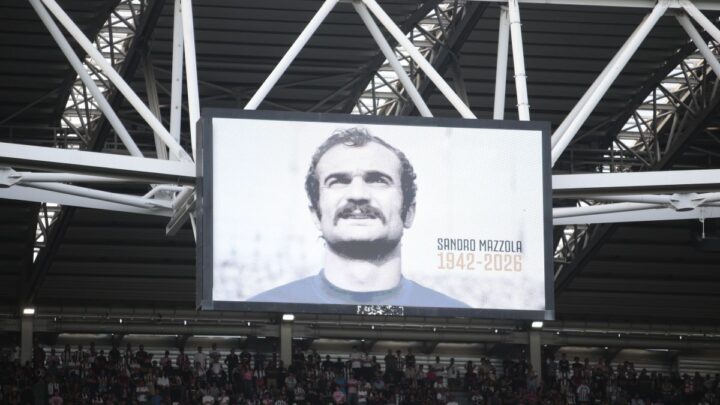 Tifosi di spalle durante il minuto di silenzio per Mazzola, Juventus multata