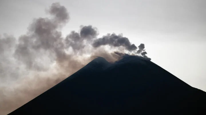 Cenere lavica dell’Etna, a Catania voli in arrivo sospesi sino alle ore 16