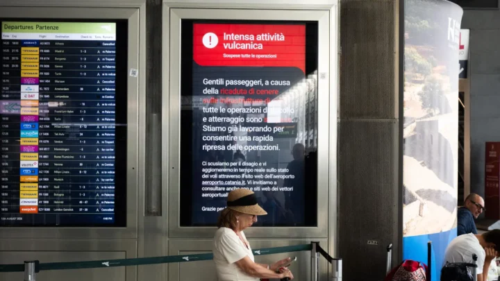 Cenere lavica dell’Etna, stop voli all’aeroporto di Catania fino alle 12 di domani