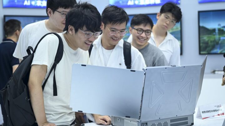 Cina, gli utenti dell’IA generativa superano quota 700 milioni