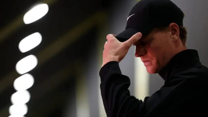 Jannik Sinner costretto a fermarsi, tornerà in campo nel 2027