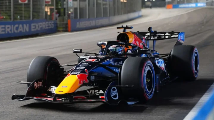Verstappen padrone a Singapore: pole davanti a Leclerc e Hamilton