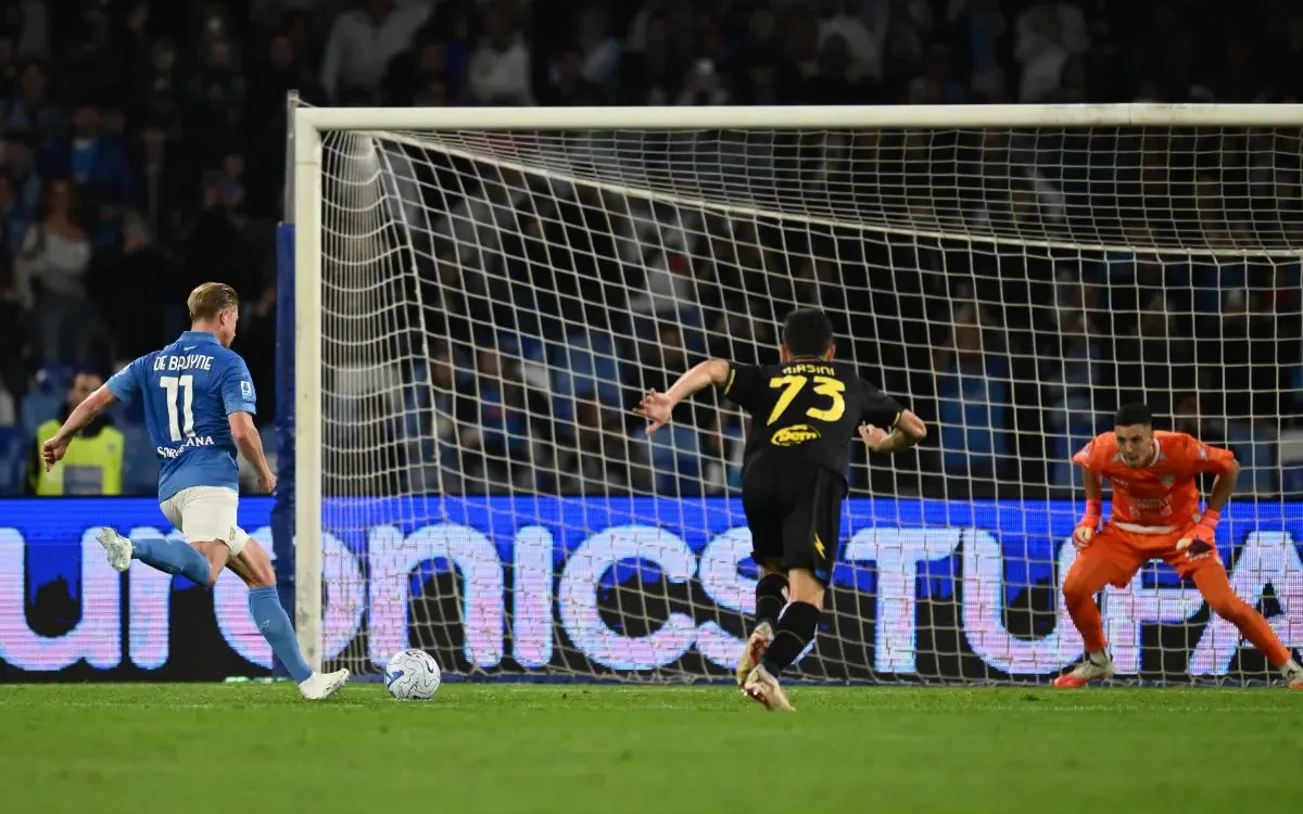 Doppietta De Bruyne e gol di Lang, al Maradona il Napoli batte 3-0 il Frosinone