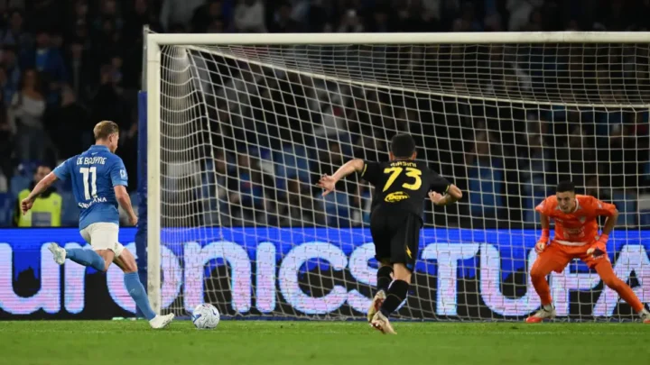 Doppietta De Bruyne e gol di Lang, al Maradona il Napoli batte 3-0 il Frosinone