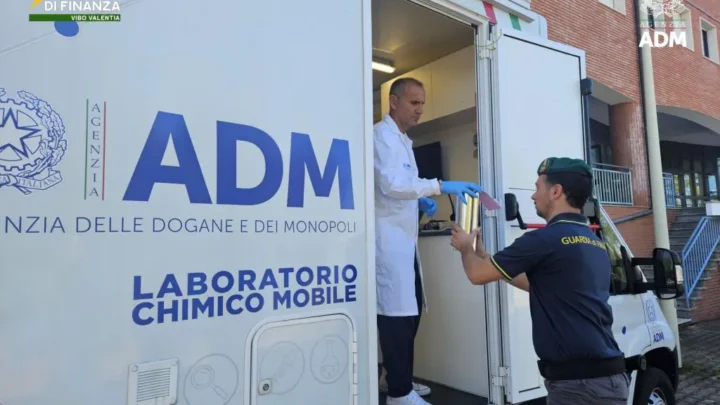 Gasolio fuorilegge al distributore, sequestro di 6.400 litri nel Vibonese
