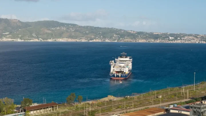 Terna,al via la posa dei cavi sottomarini dell’elettrodotto tra Calabria e Sicilia