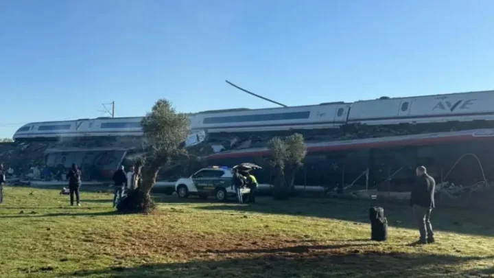 Scontro tra due treni dell’Alta velocità in Spagna, decine di vittime